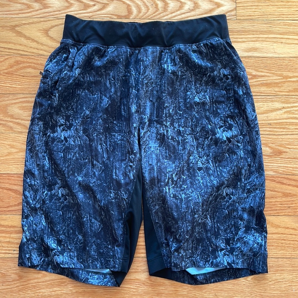 Mens size small lululemon blue and black shorts